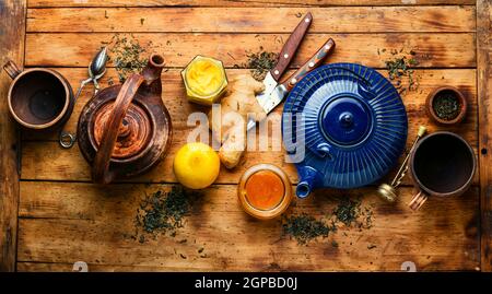 Teiera con tè a base di zenzero, miele e limone. Vitamina, tè curativo Foto Stock