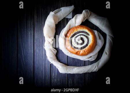 Tradizionale forno russo: Panini rotondi con vatrushka formaggio casolare su sfondo scuro vista dall'alto Foto Stock