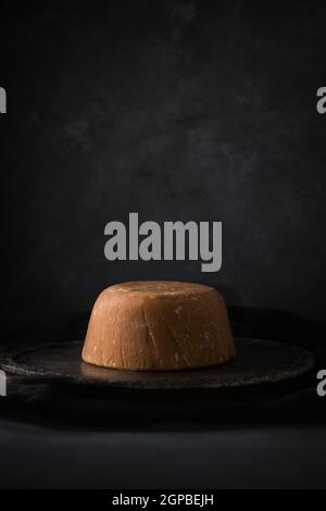 jaggery, colore marrone dorato, prodotto di zucchero non raffinato a forma di tazza chiamato anche jaggery kithul o zucchero di palma Foto Stock