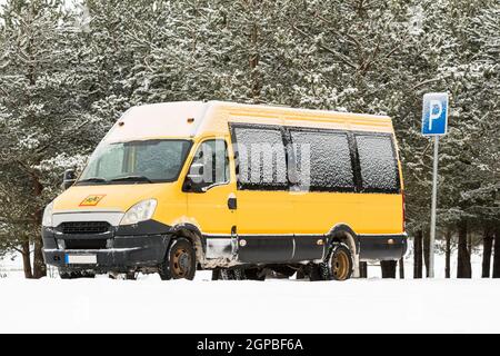 Piccola scuola bus sul parcheggio - periodo invernale. Foto Stock