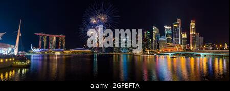 Vista panoramica dello skyline di Singapore e dei bellissimi fuochi d'artificio a Marina Bay Foto Stock