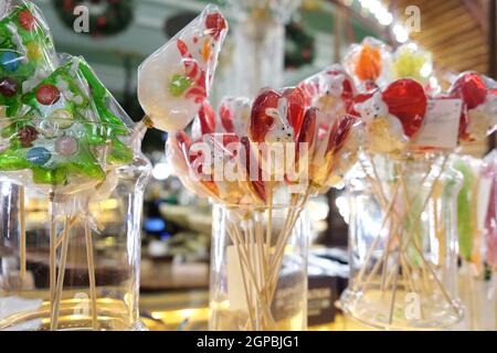 Lollipops di Natale nel negozio durante le feste di Capodanno. Albero e simboli di neve di Natale. Foto Stock