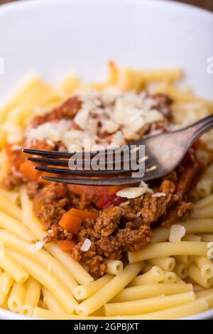 maccheroni con salsa bolognaise su legno Foto Stock