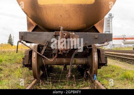 Ultimo carro cisterna del treno merci su ferrovia Foto Stock