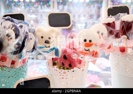 Lollipops di Natale nel negozio durante le feste di Capodanno. Albero e simboli di neve di Natale. Foto Stock