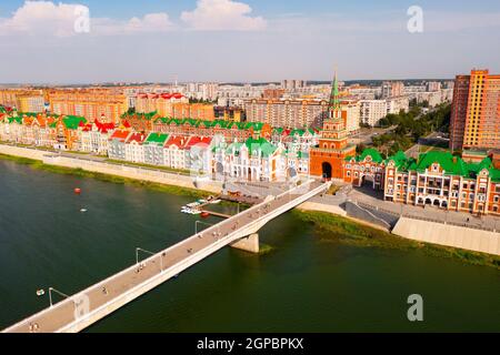 Vista aerea estiva dell'argine di Bruges a Yoshkar-Ola, Mari El, Russia Foto Stock