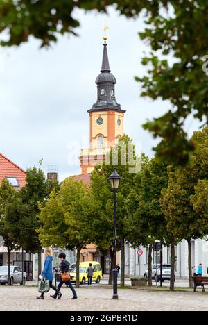 PRODUZIONE - 16 Settembre 2021, Brandeburgo, Templin: La Chiesa di Maria Maddalenen vicino al mercato. L'edificio barocco si trova in Martin-Luther-Strasse. La città nel nord del Brandeburgo è stata menzionata per la prima volta in un documento del 1270. Grazie alla sua posizione medievale, Templin è una delle 31 città di Brandeburgo con i suoi centri storici. (A dpa: 'Gli Hamptons di Berlino? A look at Merkel's home, the Uckermark') Photo: Soeren Stache/dpa-Zentralbild/dpa Foto Stock