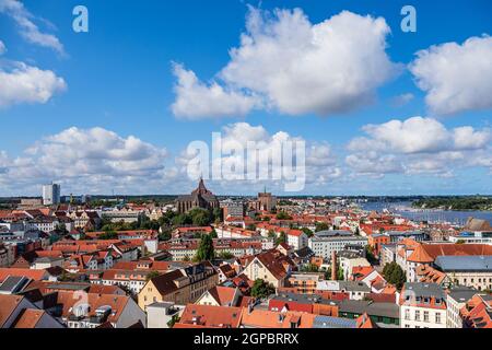 Vista sulla città anseatica di Rostock, Germania. Foto Stock