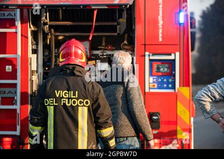 VILLANOVA DEL GHEBBO, ITALIA 23 MARZO 2021: Vigili del fuoco, pompiere italiano al lavoro Foto Stock