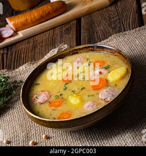 Zuppa di piselli classica con salsiccia e carne Foto Stock