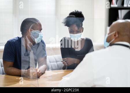 Associare il paziente del medico ai risultati del test di laboratorio di gravidanza Foto Stock