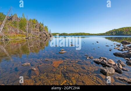 Blue Waters su un lago Wilderness su Alpine Lake nelle acque limite del Minnesota Foto Stock