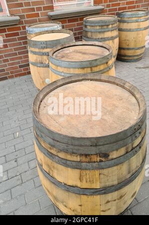 Vista in dettaglio di una pila di whisky e vino in botti di legno Foto Stock