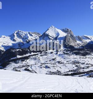 Montagne innevate della catena Alpstein vista da Iltois. Foto Stock