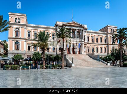 Municipio di Τhe in piazza Miaouli. Costruito nel 1876, è uno dei centri commerciali più grandi e suggestivi della Grecia. Foto Stock