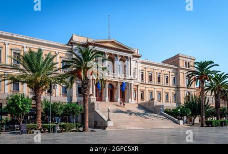 Hermoupolis, Grecia - Settembre 18 2021 - Municipio di Τhe in piazza Miaouli. Costruito nel 1876, è uno dei centri commerciali più grandi e suggestivi del G. Foto Stock