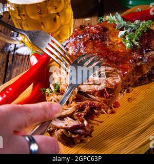 Carne di maiale tirata fuori dal forno con salsa di birra Foto Stock