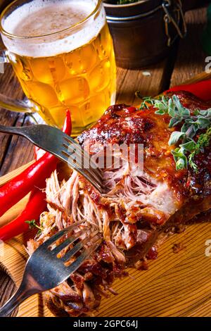 Carne di maiale tirata fuori dal forno con salsa di birra Foto Stock