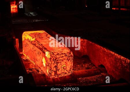 Forgiatura in metallo rosso-caldo, billetta grande e pesante per laminati metallici Foto Stock