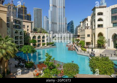 Scenario con l'edificio Burj Khalifa intorno al parco Burj Khalifa a Dubai, la città più popolosa degli Emirati Arabi Uniti Foto Stock