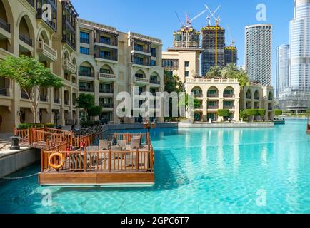 Paesaggi intorno al parco Burj Khalifa a Dubai, la città più popolosa degli Emirati Arabi Uniti Foto Stock