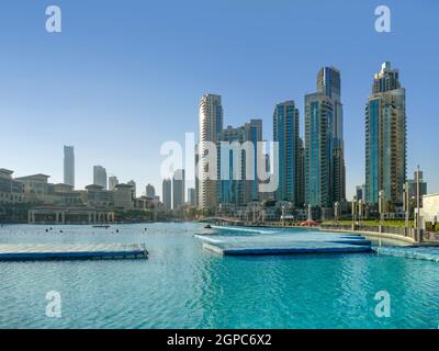 Paesaggi intorno al parco Burj Khalifa a Dubai, la città più popolosa degli Emirati Arabi Uniti Foto Stock