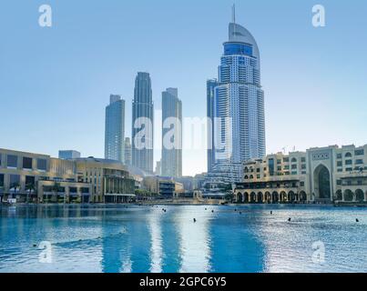 Paesaggi intorno al parco Burj Khalifa a Dubai, la città più popolosa degli Emirati Arabi Uniti Foto Stock