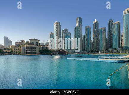 Paesaggi intorno al parco Burj Khalifa a Dubai, la città più popolosa degli Emirati Arabi Uniti Foto Stock