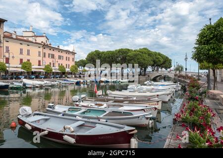 Porto Vecchio di Desenzano. Desenzano del Garda (BS), ITALIA - 24 agosto 2020. Foto Stock