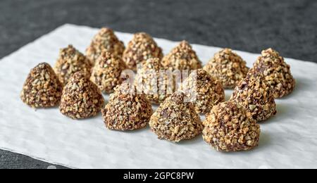 Tartufi a forma di cono di cioccolato cosparsi da vicino con briciole di waffle Foto Stock