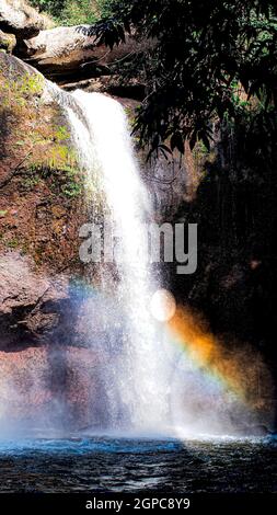 Cascata arcobaleno nella cascata Haew Suwat nel Parco Nazionale di Khao Yai Thailandia. Foto Stock