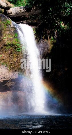 Cascata arcobaleno nella cascata Haew Suwat nel Parco Nazionale di Khao Yai Thailandia. Foto Stock