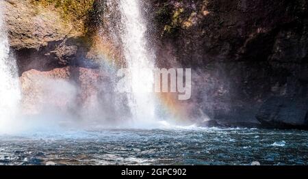 Cascata arcobaleno nella cascata Haew Suwat nel Parco Nazionale di Khao Yai Thailandia. Foto Stock