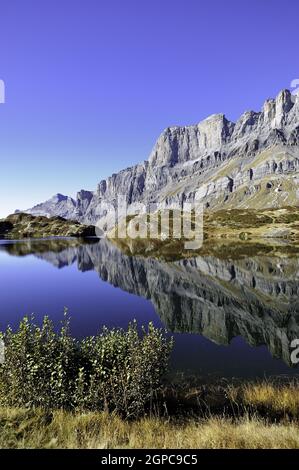 Francia, Haute-Savoie (74) Paese del Monte Bianco, Passy, escursione al Lago di Pormenaz via Lago Verde, il Lago di Pormenaz, sullo sfondo i Monti Fiz Foto Stock