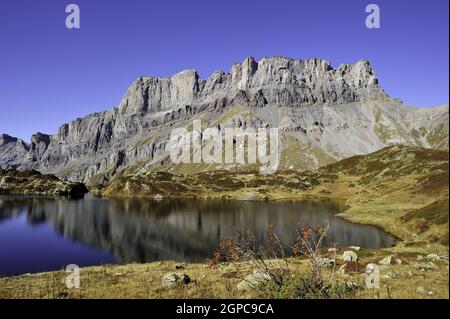 Francia, Haute-Savoie (74) Paese del Monte Bianco, Passy, escursione al Lago di Pormenaz via Lago Verde, il Lago di Pormenaz, sullo sfondo i Monti Fiz Foto Stock