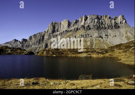 Francia, Haute-Savoie (74) Paese del Monte Bianco, Passy, escursione al Lago di Pormenaz via Lago Verde, il Lago di Pormenaz, sullo sfondo i Monti Fiz Foto Stock