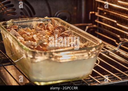 Il formaggio Clafoutis Roquefort con funghi in vetro viene cotto nel forno. Cucina gourmet francese. Foto Stock