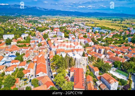 Città di Sinj in Dalmazia hinterland vista aerea, Croazia meridionale Foto Stock