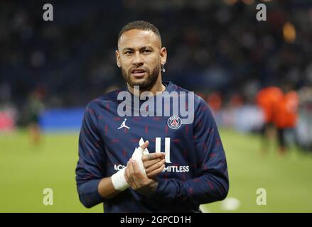 Parigi, Francia. 28 settembre 2021. NEYMAR Jr di PSG al warm-up prima della partita di calcio della Â€ChampionâÂ's League tra Paris Saint Germain e Manchester City, al Parc des Princes Stadium, Parigi, Francia, il 28 settembre 2021, Foto di Loic Baratoux/ABACAPRESS Credit: Abaca Press/Alamy Live News Foto Stock