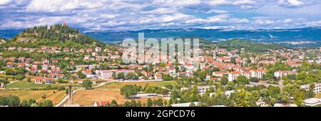 Sinj. Città di Sinj vista panoramica, Dalmazia regione interna della Croazia Foto Stock