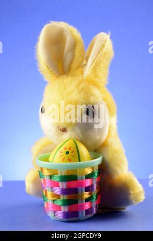 Un coniglietto di Pasqua giallo per la stagione delle vacanze. Foto Stock