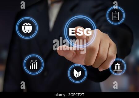 ESG ambientale di governance sociale investimenti. Concetto di business di sviluppo sostenibile dell'organizzazione.Man mano toccare ESG parola con icona vi Foto Stock