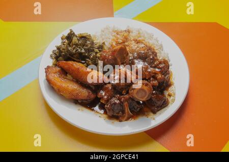 Deliziosa e autentica cucina caraibica conosciuta come "coda di bue" Foto Stock