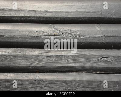 Una vista ravvicinata della struttura di una recinzione di legno grigio. Simmetrico e sfondo buono. Foto Stock