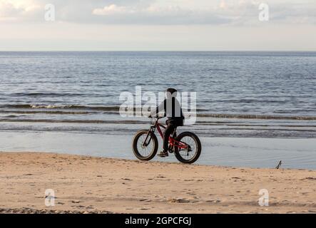 Stegna, Polonia - 4 settembre 2020: Giro in bicicletta lungo la spiaggia di Stegna. Uno stile di vita attivo e sano. Foto Stock