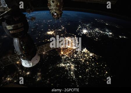 ISS - 15 settembre 2021 - le luci principali della città d'Europa da Amsterdam a Parigi e Londra attraverso la Manica sono raffigurate come Intern Foto Stock