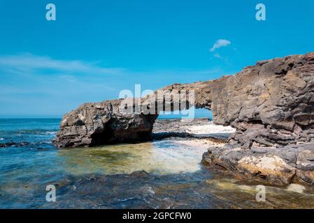 Alla porta Vo (l'arco di pietra) sull'isola di Ly Son, provincia di Quang Ngai, Vietnam Foto Stock