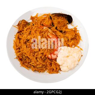 Paella con fideua, pasta e pesce Foto Stock