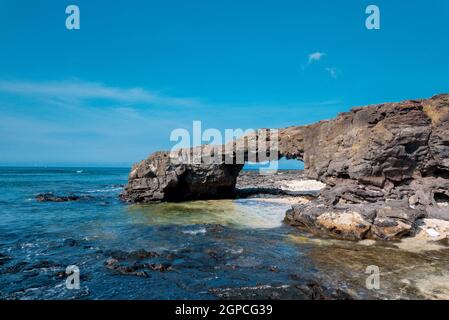 Alla porta Vo (l'arco di pietra) sull'isola di Ly Son, provincia di Quang Ngai, Vietnam Foto Stock