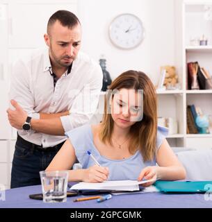 La moglie sta studiando i documenti sul divorzio alla tabella Foto Stock